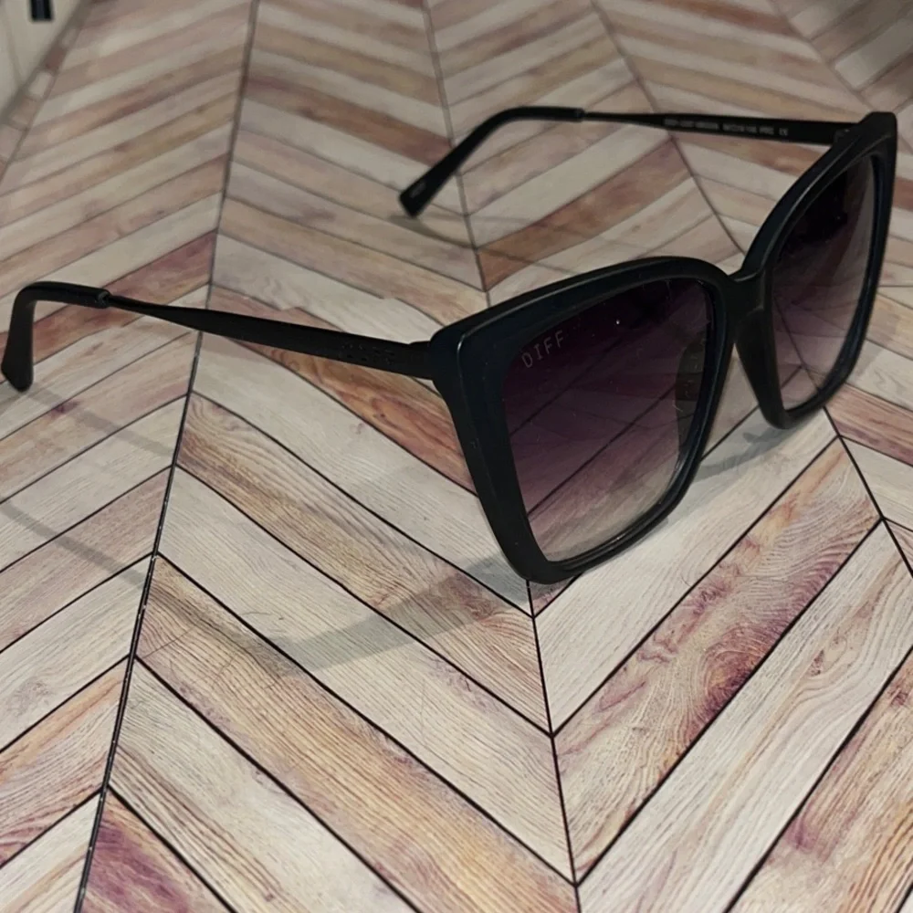 Diff eyewear oversized HEIDI Chic Black Cat-Eye Sunglasses gradient lenses